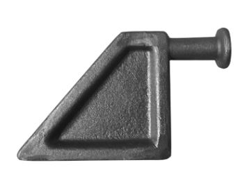 Soporte macho de hierro forjado para cierre trasero de la caja de un camión. Tiene forma de prima triangular truncado en la parte superior, de la que parte un pequeño cilindro.
Su función es la de anclaje para el cierre correspondiente.
Tiene unas medidas de 107 mm de altura, 129 mm de base y 35 mm de diámetro del bulón.
