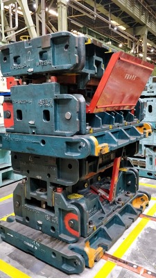 Matriz de estampado para fabricar paneles de acero para los pasos de rueda, que forman parte de la carrocería de los automóviles. Consta de dos partes, superior e inferior, que se emplean para deformar planchas cortadas en frío.
Se instalará en la línea de prensas hidráulicas para producir una cantidad definida de estampaciones.
Materiales con el que está fabricado: Hierro, fundición y materiales comerciales (sensores, patines, etc…).
Medidas 2.900x2.300 mm
Peso Neto: 12.515 kg.