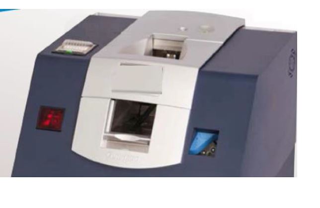 Aparato electrónico con caja de seguridad, para gestionar y almacenar (deposito) billetes de banco con autentificación y rechazo de los falsos o defectuosos y transmisión automática de la información a un servidor de datos centralizado en tiempo real.
Los billetes quedan dentro de la caja de seguridad en una bolsa que se cierra automáticamente antes de la apertura de la puerta.
Capacidad del alimentador: 200 billetes; velocidad de procesamiento: 300 billetes/min; capacidad de la bolsa; 10.000 billetes.
Medidas: 210 x 530 x 618 mm.
Peso: 329 Kg.
