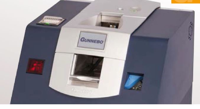 Aparato electrónico con caja de seguridad, para gestionar y almacenar (deposito) billetes de banco con autentificación y rechazo de los falsos o defectuosos y transmisión automática de la información a un servidor de datos centralizado en tiempo real.
Los billetes quedan dentro de la caja de seguridad en una bolsa que se cierra automáticamente antes de la apertura de la puerta.
Capacidad del alimentador: 200 billetes; velocidad de procesamiento: 300 billetes/min; capacidad de la bolsa; 10.000 billetes.
Medidas: 210 x 530 x 618 mm.
Peso: 329 Kg.