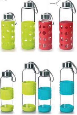 Botella de vidrio sin colorear, con una capacidad nominal superior a 0,33 litros, pero inferior a 1 litro, dotada con un dispositivo de cierre de acero y con un asa para facilitar su transporte, recubierta con una funda de silicona.
Se destina para su uso, como continente para el transporte de líquidos.
La botella es de vidrio, el dispositivo de cierre de acero.