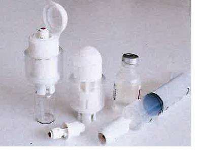 Instrumento medico consistente en un dispositivo de transferencia de medicamentos de sistema cerrado que se utiliza para la preparación, transferencia y administración de medicamentos parentales.

El dispositivo está formado por tres diferentes componentes, a saber:
1. Vial adaptador
2. Injector
3. Injection Site

Cuando se conecta a un vial de medicamento, el adaptador de vial iguala la diferencia de presión entre el vial y él mismo, la cámara de expansión del adaptador sella el aire filtrado que se escapa dentro del propio dispositivo.
Se utiliza en medicina y es necesaria la intervención de un profesional médico, ya que se utiliza para tratar enfermedades.