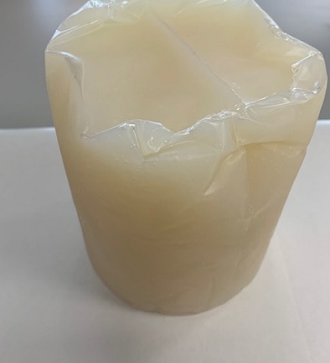 Adhesivo termofusible basado en un pre polímero de poliuretano que cura con la humedad de la atmósfera o de los materiales soportes.
Se utiliza en la fabricación de tableros estratificados y como adhesivo por laminación.
Se presenta en bloques irregulares de forma cilíndrica de peso superior a 1 kg.