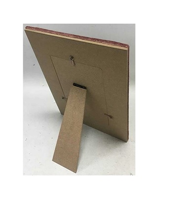Marco para fotografía hecho de fibropanel de densidad media (MDF).
Se utiliza para colocar una  fotografía.
Vidrio y MDF.
Tiene unas medidas de 18 X 23 X 1,5 cm y un peso de 280 gramos.