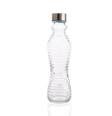 Botella de vidrio sin colorear, estriada, con una capacidad nominal de 0,5 litros, dotada de dispositivo de cierre. Es más estrecha en el centro para que se pueda coger mas fácilmente.
Se destina para su uso, como continente para el transporte de líquidos.
Vidrio.