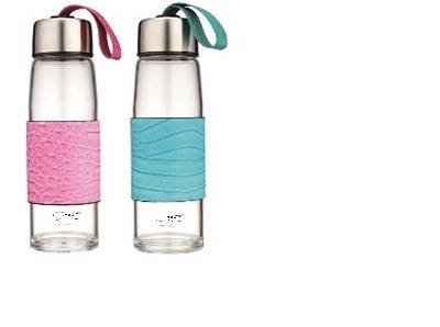 Botella de vidrio sin colorear, con una capacidad nominal de 480 ml, dotada con dispositivo de cierre y con asa.  Dispone en el centro un recubrimiento de color variado para facilitar su agarrado.
Se destina para su uso, como continente de líquidos.
Se presenta en cajas individuales.