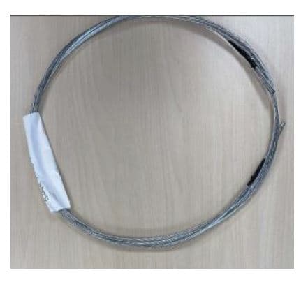 Cable de acero (torón) de sección redonda obtenido por la torsión helicoidal de 7 alambres de acero galvanizados con zinc (también de sección redonda y de idéntico diámetro (2,5 mm)).
Se utiliza para reforzar y dar rigidez, como elemento de soporte en la fabricación de cables auto soportados para comunicación y/o energía. Se incorpora el cable de acero al mismo tiempo que se realiza la cubierta de plástico del cable final, en proceso continuo.
Se compone de un alma (un alambre central) y una capa exterior formada por seis alambres. Su mayor dimensión (diámetro) es de 7,5 mm. Se presenta en carretes de madera con un metraje aproximado de 9.000 m.
La composición porcentual es la siguiente: Carbono: 0,33-0,78%, Manganeso: 0,40-0,70%, Silicio: 0,15-0,35%, Azufre: 0,045% y Fósforo: 0,040%.