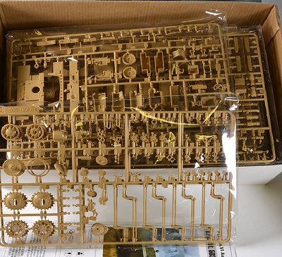 modelo reducido para ensamblar de un tanque (maqueta).
se destina al entretenimiento.
se compone de piezas de plástico (de color y transparentes).
se presenta en una caja de cartón con un librillo con advertencias, especificaciones y diagramas de montaje y pintura.