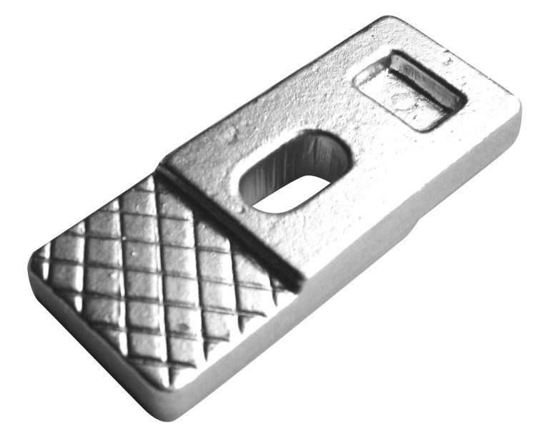 Soporte de chasis de camión, de forja de acero con acabado en zinc y forma trapezoidal (véase la imagen adjunta).
Sirve de anclaje y va atornillado al chasis y a la caja, siendo el punto de unión entre ambos.
Medidas: 124 mm de largo, 50 mm de ancho y 15 mm de grosor.
No va destinado a la industria del montaje.