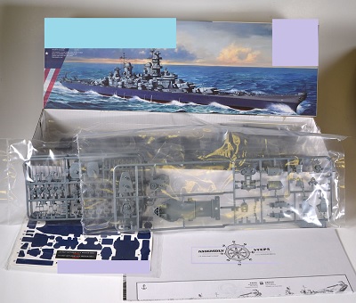 modelo reducido para ensamblar de un barco (maqueta).
Se destina al entretenimiento
Se compone de piezas de plástico (de color y transparentes).
Se presenta en una caja de cartón con un librillo con advertencias, especificaciones y diagramas de montaje y pintura.