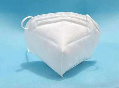 Mascarilla confeccionada con tela sin tejer de fibras sintéticas (polipropileno, cuatro capas), de un solo uso, con tela filtrante fundida, color blanco, con gomas para ajuste en ambos pabellones auditivos y tira moldeable en la parte superior para un mejor ajuste a la nariz. Con clip salva orejas.
Se utiliza para protección respiratoria.
Se presenta en cajas dispensadoras de 50 unidades para su venta al por menor completando, siendo el embalaje de venta de 600 mascarillas. 
Está compuesta de 4 capas:
Primera capa: Tela sin tejer de 50 gramos, 
Segunda capa: Spunlace de 50 gramos 
Tercera capa: Melt -blown de 50 gramos.
Cuarta capa: Tela sin tejer 25 gramos.