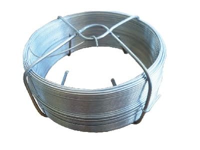 Alambre de hierro o acero sin alear, obtenido por trefilado en frio y cincado.
Su contenido de carbono es inferior al 0,25% en peso y su mayor dimensión del corte transversal es inferior a 0,8 mm. Se puede presentar en rollos o en bobinas con diferentes longitudes.