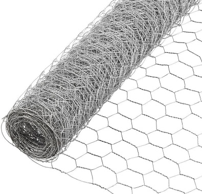 Malla metálica, no soldada en sus puntos de cruce, elaborada con acero cincado.
Se presenta en rollos de 10 ó 50 m de longitud y 0,5; 0,6; 0,8; 1; 1,2; 1,5; ó 2 m de altura fabricados con alambre de 0,7; 0,75; 0,8 ó 0,9 mm de diámetro. 
Las celdas se forman enrollado los alambres configurando mallas de forma hexagonal.