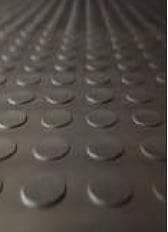 Hoja de caucho vulcanizado sin endurecer, no celular, se puede presentar en varios colores, presenta un trabajo superficial en forma de círculos.
Se utiliza como revestimiento de suelos.
Caucho no celular. Se puede presentar en rollos de hasta 10 metros, anchuras entre 1 m y 1.5 m y con espesores que varían entre 3 mm y 4.5 mm.