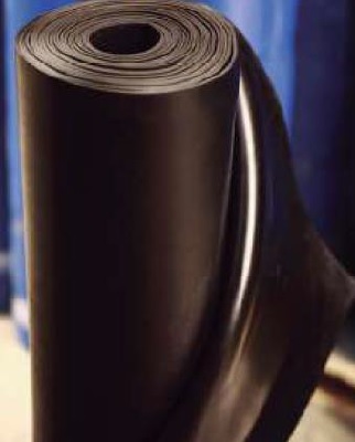 Placa, hoja o tira de caucho no celular, vulcanizado sin endurecer, de color negro de espesores
entre 3 y 40 mm y que está protegida por un film de plástico por una de las caras.
Se utiliza en juntas para bridas en tuberías de aguas, recubrimiento de zonas de bajo tránsito y
donde no existan residuos, recubrimiento de bancos de trabajo donde no existan productos
agresivos, etc.
Caucho no celular. Puede presentarse en rollos de entre 1 m y 1.4 m de ancho y de hasta 10 m
de largo.