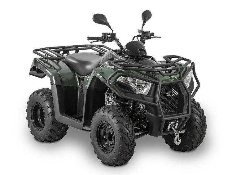 Vehículo de cuatro ruedas (denominado «vehículo todoterreno») con motor de émbolo (pistón) de encendido por compresión, potencia 28,88 kW y masa en vacío y en marcha inferior a 600 kg.
El vehículo se identifica conforme a la legislación de la Unión Europea (reglamento (UE) 167/2013, cuya última modificación es el reglamento (UE) Nº 2018/830) por la autoridad competente en esa materia, como vehículo de la categoría T3b, es decir, tractor agrícola o forestal de ruedas, de motor, con dos ejes al menos y una velocidad máxima de fabricación igual o superior a 6 km/h, cuya función resida fundamentalmente en su potencia de tracción y que esté especialmente concebido para arrastrar, empujar, transportar y accionar determinados equipos intercambiables destinados a usos agrícolas o forestales, o arrastrar remolques agrícolas o forestales. (Directiva 2003/37/CE).
El vehículo presenta las siguientes características:
-	un asiento único con cabida solo para el conductor, del tipo usado en motocicletas;
-	un sistema de dirección parecido al de un vehículo tradicional controlado por un manillar. 
-	Velocidad máxima: 40 km/h.