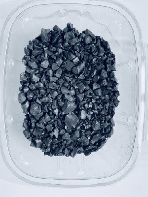 Trozos y grumos de una única materia termoplástica, poli (tereftalato de etileno) (PET), con un índice de viscosidad inferior a 78 ml/g, de color negro.
El destino del producto es la industria del embalaje.
Se suministra a granel en sacos.