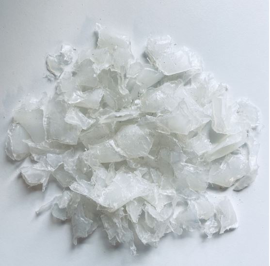 Copos de polietileno translucidos. El producto está compuesto de una sola materia termoplástica, polietileno reticulado, de alta densidad (superior a 0,94).
No se destina a la fabricación de polietileno clorosulfonado. Se utiliza para fabricar nuevos productos: tubos y mangueras.
Se suministra a granel en sacos.
