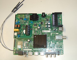Conjunto electrónico formado por un circuito impreso donde van montadas la fuente de alimentación, un video procesador y varios componentes electrónicos activos y pasivos (conexiones HDMI, USB, VGA, audio/video, conexión de antena DVB-T2 /DVB-C (TDT), un puerto de interfaz común, entradas y salidas de audio para PC y auriculares).
Además, puede incorporar la conexión de antena DVB-S, conexión Ethernet y conector para radiotransmisor WIFI.
El conjunto también incluye conexiones para altavoces y control remoto por infrarrojos.
Está diseñado para ser incorporado a un aparato receptor de televisión.
El conjunto está provisto de orificios de montaje para su fijación.