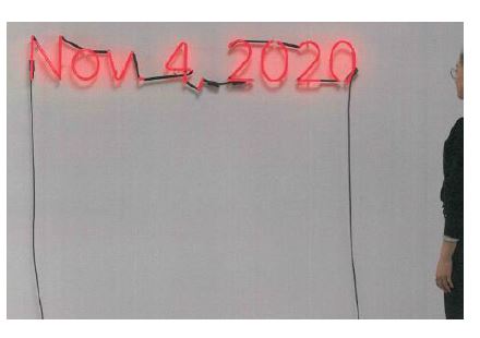 Obra de arte contemporánea, compuesta de luces de neón. La obra debe ir colgada en la pared con enganches metálicos que se fijan en diferentes puntos.
Tiene unas medidas 153,7 X 24,1cm.
Su destino es el disfrute privado como elemento decorativo en el domicilio de un particular.