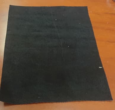 Mitad de cuero de bovino, divido con la flor, preparado después del curtido y acabado. El solicitante declara que esta depilado, curtido, teñido y prensado en rodillo.
Se destina a fabricantes de bolsos, calzado, correas y otros artículos similares (no suelas).
Cuero de Bovino