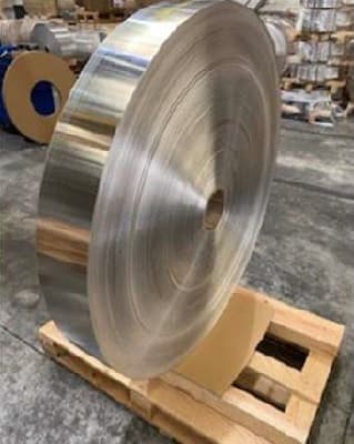 Banda de aleación de aluminio, recubierta de plástico por una o ambas caras. Esta banda tiene un espesor de 300 micras y un recubrimiento con un espesor de 50 micras.
El destino final es la disposición de este material, como protección mecánica y anti-humedad, en la fabricación de cables de telecomunicación y energía.
Aleación aluminio EN AW1100 - AW1200 según Normativa Europea EN 573-3:2013.
Espesor del recubrimiento 50 micras (por cara). El plástico utilizado es el copolímero (Ethylen Acrylic Acid – EAA). El plástico se adhiere a la banda de aluminio mediante laminación o extrusión. El fin de adherir el plástico es tanto mejorar las propiedades estructurales de la banda como de protección ante la humedad.
Longitud (m): 2050 – 4100.
Ancho (mm): 20 – 610.