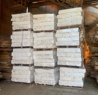 Bloque de forma irregular de una única materia termoplástica, poliestireno expandido.
El destino del producto es la industria del envasado, embalaje y de la construcción.
Se obtiene a partir de desechos de poliestireno expandido, fundido y prensado.