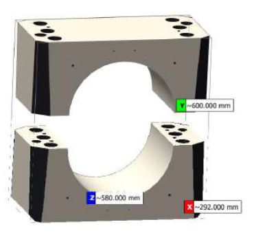 Pieza destinada a su montaje en un aerogenerador eléctrico (“pair of clamp half”). Se trata de una semi-abrazadera de fundición que sirve para fijar la caja multiplicadora a la góndola (“nacelle”).
Esta abrazadera permite que la caja multiplicadora se mantenga en su sitio. Entre ella y los brazos (ejes) de la multiplicadora se colocan materiales elásticos (“silentblocks”) que absorben y minimizan las vibraciones que se originan evitando que la tornillería de unión a la góndola o a la propia caja multiplicadora sufra daños. Los materiales elásticos no forman parte de la consulta.
Tiene forma de paralelepípedo rectangular con un agujero semicircular en una cara. Dispone de varios agujeros para la tornillería y presenta las aristas biseladas. Tal y como se presenta, el producto no requiere una transformación ulterior.
En la góndola llegan instaladas las semi-abrazaderas inferiores y una vez posicionado el tren de transmisión/tren matriz (“drive train”) del aerogenerador (eje que une las palas con la caja multiplicadora) se montan las partes superiores.