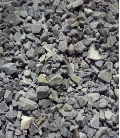 Copos de varios tamaños, planos, incoloros y translucidos de una única materia termoplástica (policloruro de vinilo).
El producto se destina a la industria de la construcción (tubos y conexiones).
El producto se suministra a granel en sacos.
