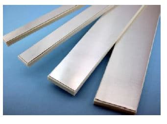 Férula flexible indicada para la inmovilización de un miembro (dedo-mano-antebrazo), fabricada con chapa de aluminio y espuma de látex sintético.
El producto se utiliza para la inmovilización de miembros tales como un dedo, una mano o un antebrazo.
Chapa aluminio 0,8 mm grosor 

Espuma látex 7,5 mm grosor
Longitud fabricación: 

50 cm (medida estándar), posibilidad de fabricar otros largos, máximo 1 metro.

Ancho de fabricación:

Desde 1 hasta 10 cm
