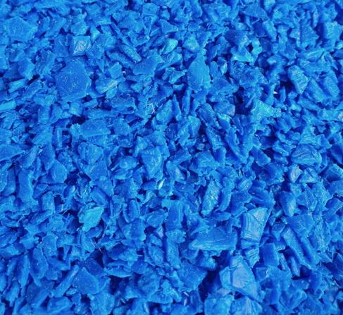 Trozos de polietileno de alta densidad (HDPE), superior a 0,94g/cm3. Los trozos son de una materia termoplástica de PE reciclado y transformado en forma primaria durante un proceso de corte y lavado de bidones y garrafas.
El destino del producto es la industria de la construcción.
El producto se suministra a granel en sacos.