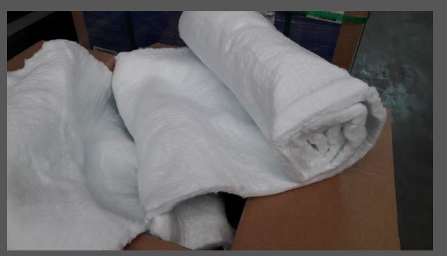 Articulo denominado “manta cerámica”. Se trata de un producto plano, de forma rectangular (hoja gruesa), enrollado, fabricado a partir de fibra de lana de silicato alcalino- térreo (AES) (lana mineral).
Tiene muchas funciones dentro de una fundición, como: sello, manta aislada, mástique para aplicaciones de contacto con aluminio.
El contenido de sílice (SiO2) es inferior al 60% y el de óxidos alcalinos (K2O u Na2O) es inferior al 5%. Carece de anhídrido bórico (B2O3).
Apto para temperaturas de hasta 1.000 ℃.
Espesor: 12,5/25/50 mm.
Densidad (kg/m3): 128 ± 15.