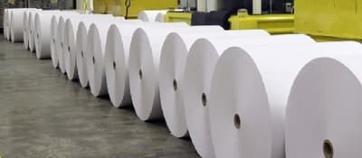 Papel ligeramente estucado (LWC) presentado en bobinas. Impreso. El estucado es de 6 a 12 g/m2 por cara. La impresión se realiza por flexografia, consistente en un sistema de impresión con tintas base agua en continuo, de bobina a bobina.
Sus dimensiones: 70 cms x 90 cms de diámetro y peso de 500 kgs.
Se utiliza como papel de regalo.
Se presenta en bobinas “jumbo”