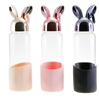 Botella de vidrio reutilizable sin colorear, con una capacidad nominal de 350 ml, dotada con dispositivo de cierre y con asa.  Dispone en el centro un recubrimiento de silicona de color variado.
Se destina para su uso, como continente de líquidos.