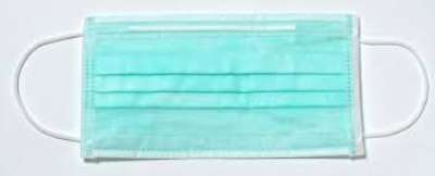 Según declaración del interesado se trata de una mascarilla quirúrgica confeccionada con tela sin tejer de fibras sintéticas (polipropileno, tres capas) de un solo uso, de forma rectangular, color verde, con gomas para  ajuste en ambos pabellones auditivos y tira moldeable en la parte de arriba para un mejor ajuste a la nariz.
Están destinada a usarse en las industrias para proteger del entorno al usuario y viceversa.
Primera capa: Polipropileno (PP)con una densidad de 25 grs/m3.
Segunda capa: Meltblown con una densidad de 25 grs/m3.
Tercera capa: Polipropileno (PP) con una densidad de 20 grs/m3.
Se presenta en cajas dispensadoras de 50 unidades para su venta al por menor.
El interesado declara que cumple la norma EN14683.
