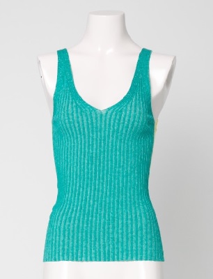 Blusa de punto. Dispone de asas, pero no tiene cuello, ni bolsillos. Sin botones, ni otro sistema de cierre, no tiene abertura. La espalda es igual que la parte delantera.
No tiene acanalado elástico, cordón corredizo ni otro medio para ceñir el bajo. 
Presenta menos de diez puntos por centímetro lineal en cada dirección, contado en una superficie mínima de 10 cm X 10 cm.
Se utiliza como prenda de vestir.
Composición: 100% lino.