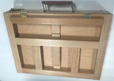 Surtido acondicionado para su venta al por menor compuesto de una caja/caballete de mesa, de madera de haya, con compartimentos para guardar material artístico. Tiene en su interior dos pinceles, un bloc de 20 hojas tipo paleta desechable (22x30cm), una tablilla entelada (3x24cm), un trapo de algodón, un pocillo de metal y un pack de tres carboncillos.
Se utiliza para la realización de una actividad: pintar.
Se presenta para su venta al público embalado en una caja de cartón.
