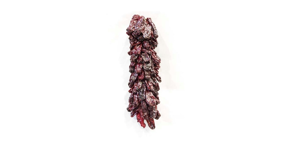 Hilo de 100 pimientos, secos, de la variedad cristal (capsicum annum), deshidratados, y cosido en un hilo a modo de ristra. Los pimientos presentan unidos por hilos y envasados en cajetillas de cartón y acondicionados para la venta al por menor.
Concebido para uso alimentario.