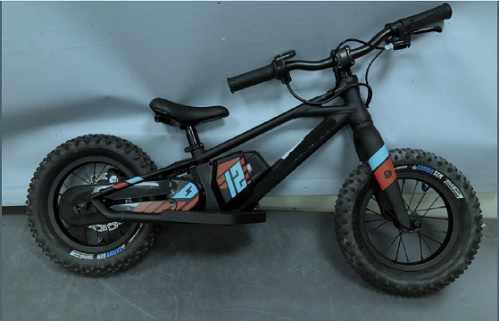 Bicicleta de dos ruedas, sin pedales, asistida de motor eléctrico, que se denomina coloquialmente “PUSHBIKE” porque avanza impulsándose con los pies en el suelo y con la ayuda del motor. 

Un modelo dispone de ruedas de 12 pulgadas y, el otro, de ruedas de 16 pulgadas.
Juguete infantil.
Cuadro, manillar y horquilla de aluminio

Ruedas con llantas de aluminio y buje de rodamiento disponibles en dos tamaños: 12’’ / 16’’

Neumáticos de goma

Reposa pies

Cadena

Controlador eléctrico de velocidad

Maneta de freno en el puño izquierdo de la bicicleta y freno en la rueda trasera de la misma

Peso máximo del usuario: 40 Kg

Peso con batería: 

	Modelo de 12’’: 7,512 Kg

	Modelo de 16’’: 8,462 Kg

Motor:

	Sin escobillas

	Resistencia al agua IP4

	Se acciona con el puño derecho de la bicicleta (puño con acelerador)

Tres posiciones de velocidad, que se consiguen con mayor o menor número de revoluciones del motor. No hay sistema de transmisión, pues la posición de velocidad, que se activa mediante un pulsador electrónico situado en el manillar, sólo se puede seleccionar en parada, no en marcha. Las tres posiciones de velocidad son las siguientes:

Modelo de 12’’:

	Baja: 8,1 Km / h

	Media: 11,3 Km / h

	Alta: 14,5 Km / h

		Modelo de 16’’:

			Baja: 8,1 Km / h

			Media: 12,1 Km / h

			Alta: 17,7 Km / h 

Batería:

	18V máximo

	4Ah

	72 Wh

	45 – 60 minutos de funcionamiento 

	40 minutos de tiempo de carga