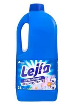 Preparación limpiadora con lejía y detergente, presentada en envases de 2 L.
Se usa diluida en agua. Está concebida para limpiar y desinfectar los suelos de cocinas, baños y prácticamente todas las superficies lavables de la vivienda.
Contiene menos del 5% de blanqueadores clorados (hipoclorito sódico) y tensioactivos iónicos.