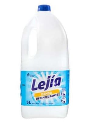 Preparación limpiadora con lejía y detergente, presentada en envases de 5 L.
Se usa diluida en agua. Está concebida para limpiar y desinfectar los suelos de cocinas, baños y prácticamente todas las superficies lavables de la vivienda.
Contiene menos del 5% de blanqueadores clorados (hipoclorito sódico) y tensioactivos iónicos.