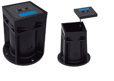 Boca de llave (véase la fotografía). Consiste en un recipiente con tapa desmontable con tornillos metálicos. El fondo de la caja está abierto. Está diseñada para su fijación permanente en el suelo.
Su función es permitir el acceso a válvulas instaladas bajo nivel del suelo, sin necesidad de instalar tapas de gran tamaño.
Está fabricada en PEAD (polietileno de alta densidad) y 30% fibra de vidrio con tapa de fundición de hierro con recubrimiento de bitumen y tornillería de acero inoxidable.