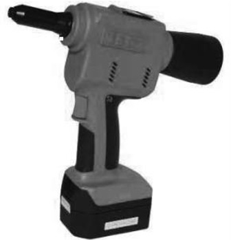 Herramienta manual de remachado que combina máquinas simples, palancas, cuñas, tornillos, resortes, etc., con motores eléctricos accionados con baterías de litio, para fijar con remaches ciegos, elementos que no se tengan que desmontar.
Todos los elementos móviles son de acero.
Todos los modelos llevan carcasas de plástico para que su uso sea ergonómico, tapando los elementos que puedan estar en movimiento. (Véase fotografía)