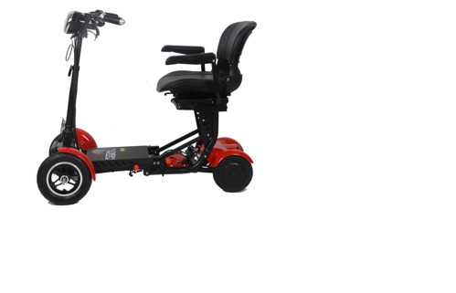 Scooter eléctrico plegable de cuatro ruedas neumáticas.
Está pensado para usuarios con movilidad reducida, con una autonomía máxima de 80 km, con una batería de ion-Litio de 36 V y 32 Ah.
Dispone de un motor eléctrico dual de 250 W (500 W) con 3 opciones de batería de Litio a elegir. Tiene una pequeña plataforma que une la parte delantera, donde se está ubicada la columna de dirección con manillar, y la parte trasera, donde se sitúa el asiento del conductor. El manillar dispone de acelerador, botón de marcha atrás y claxon.
Medidas: 110 x 55 x 90 cm.
Debe conducirse a una velocidad inferior a 15 km/h.