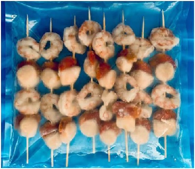 Brochetas de vieiras (50%) y langostinos (50%) congeladas. Se presentan acondicionadas a granel en cajas de cartón de 3 a 6 kilos, sin otro envasado adicional. Destinado a hostelería y restauración.
Concebido para uso alimentario.