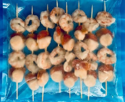Brochetas de langostinos (60%) y vieiras (40%) congeladas. Se presentan acondicionadas a granel en cajas de cartón de 3 a 6 kilos, sin otro envasado adicional. Destinado a hostelería y restauración.
Concebido para uso alimentario.