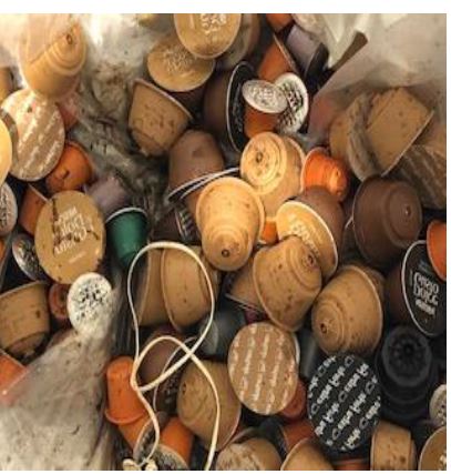 Desechos y desperdicios consistentes en cápsulas de café usadas presentados en bolsas de plástico sin clasificar.
El destino de las cápsulas es entregarlas a un gestor de residuos.
El material con el que están fabricadas las capsulas es plástico (polietileno) y aluminio. Estas cápsulas contienen restos de café molido.