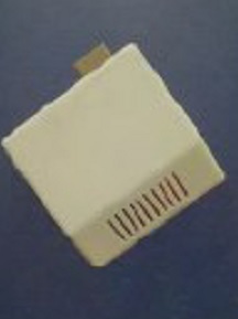 Sensor de CO2 con tecnología infrarroja NDIR auto calibrable.
Se utiliza para la medición en interiores de la concentración de CO2 en partes por millón y su transmisión por Bluethooth hacia diferentes dispositivos.
Así mismo, alerta de la necesidad de ventilación mediante su código de colores: verde para ambiente adecuadamente ventilado (400-700ppm), amarillo en ambientes que necesitan ventilación (700-1000ppm) y rojo para niveles que superan el límite recomendado por la OMS (más de 1000ppm).
Consta de los siguientes elementos:
	1 Detector de CO2 (Sensor) con código QR adherido y entrada de carga por USB
	1 Alimentador para conexión directa a red de la salida USB del sensor
	3 Conectores OTG para conectar el sensor a un teléfono móvil con conexiones tipo C, tipo mini USB y tipo lighting.
El dispositivo está programado para ser encontrado por Bluethooth. Está diseñado para vincularse automáticamente con el dispositivo en el que se visualizan los datos captados (Smartphone, Tablet, etc.), en el que previamente se ha descargado una aplicación que permite la lectura de nivel de CO2 en el ambiente y mostrar las señales de alarma.