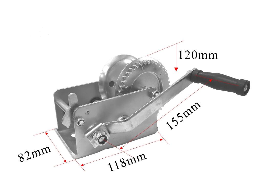 Tensor (torno) de cables o cinchas, sin motor, realizado en chapa de acero. Está constituido por una polea de tambor, manivela y un trinquete, fundamentalmente.
Se utiliza en vehículos no automóviles (remolques) para tensar el cable o cincha de carga.
Dispone de una manivela de 155 mm de brazo y un tambor de 120 mm.
Tiene una longitud de 118 mm y una anchura de 82 mm.