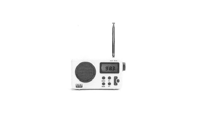 Aparato receptor de radio compuesto por un sintonizador AM/FM, altavoz, amplificador de audiofrecuencia, reloj y pantalla LCD, en una carcasa con mandos, compartimento para pilas, conexión para auriculares, entrada de 5 V CC y antena telescópica.
Sirve para la recepción de emisiones de radiodifusión y para la visualización de la hora, incluida la función de alarma.
Funciona con 4 pilas AA.
Dimensiones (en cm): 14 X 8,5 X 3,5.
Peso: 189 g.